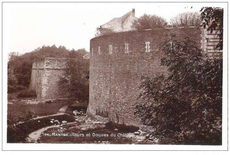 44 - NANTES -  TOURS ET DOUVES DU CHATEAU