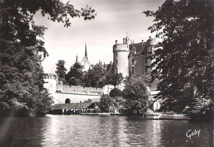 49 - Montreuil-Bellay  - château