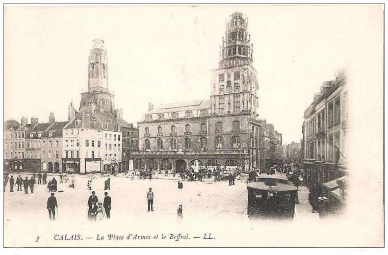 62 - Calais - place d'armes et le beffroi