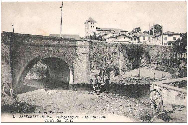 64 - ESPELETTE - village coquet - le vieux pont