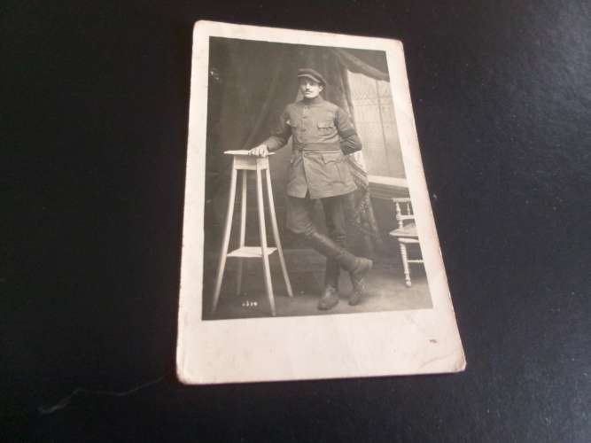 BELLE CARTE PHOTO.....HOMME EN TENUE STRICTE POSANT..