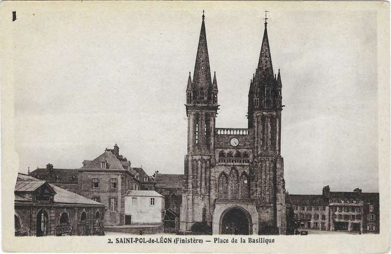 CPA - FINISTERE - St-POL-de-LEON, Place de la Basilique