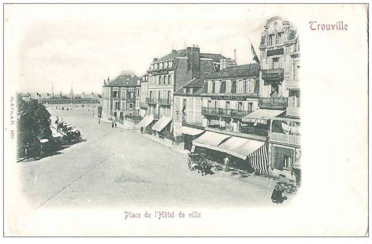 14 - Trouville - place de l'hôtel de ville