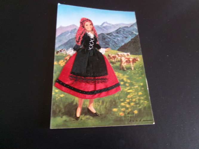 BELLE ILLUSTRATION   FOLKLORIQUE BRODEE SIGNE ? 