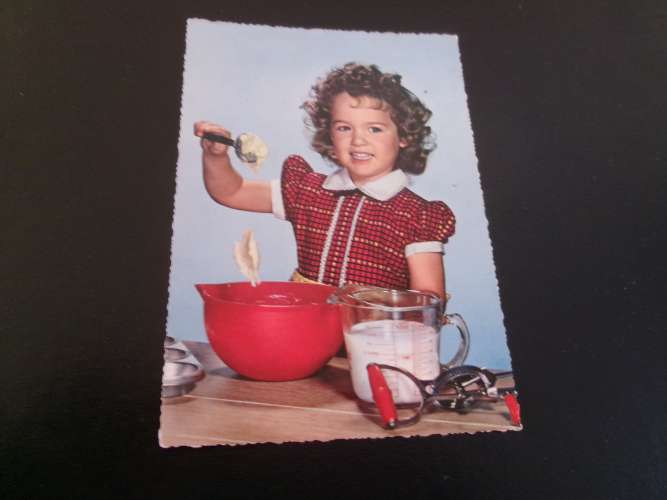 BELLE CARTE FANTAISIE...PETITE FILLE SOURIANTE EN CUISINE