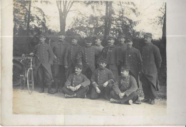 CARTE-PHOTO Groupe de Militaires (n°97 sur cols & képis)