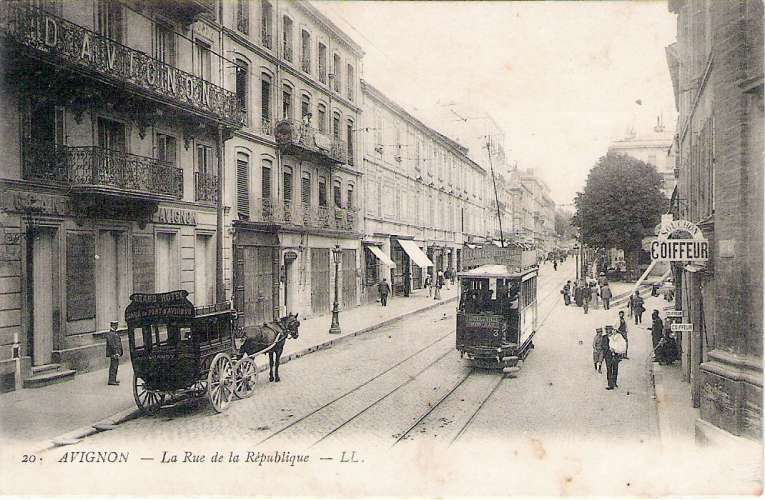 84 - Avignon - rue de la république