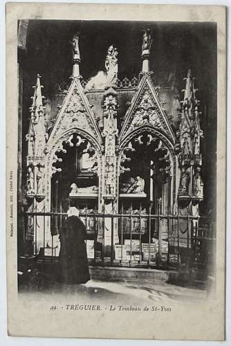Tréguier Le tombeau de Saint Yves
