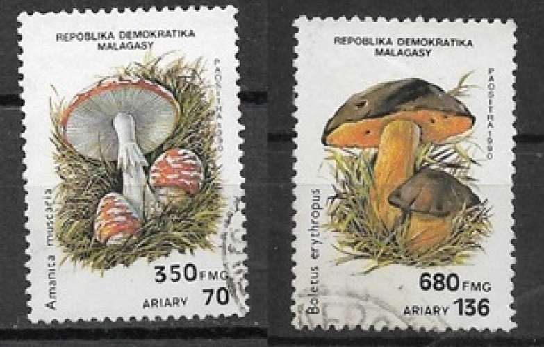 Madagascar oblitéré YT 1009 et 1011 champignons