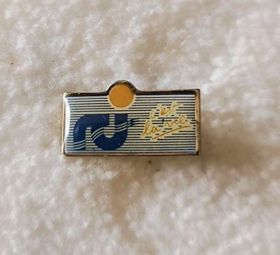 Pin's RCI Radio Caraïbes International