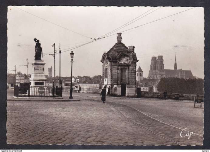 CPSM - 45 - ORLEANS - ENTREE DU PONT GEORGE V