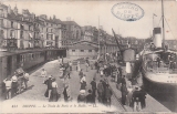 CPA DIEPPE (76) LE TRAIN DE PARIS ET LA MALLE - BELLE ANIMATION (CACHET CASINO DE DIEPPE)
