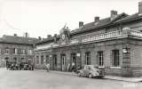 02 - Hirson : La Gare - Taxis anciens - 4CV - Animée - CPM dentelée au format 9 x 14 circulée 